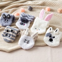 Chaussettes d'intérieur épaisses et chaudes en polaire corail à motifs animaliers avec semelles antidérapantes en silicone – Vente en gros pour adultes, usage quotidien