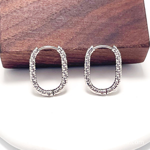 ต่างหูห่วงสี่เหลี่ยมแบบตอกลายเคลือบทอง 18K PVD บนสแตนเลสสตีลสำหรับผู้หญิง |   กันน้ำ ป้องกันการแพ้ และไม่ซีดจาง - Product Image 3