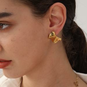 Aretes Divertidos con Diseño de Triángulo y Cuadros, Impermeables, de Acero Inoxidable 18k, Venta al Por Mayor, 2023 - Product Image 1