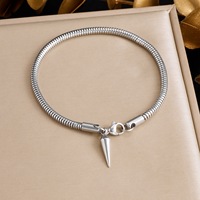 Bracelet unisexe tendance punk hip-hop en acier inoxydable plaqué or 18 carats avec pendentif rivet et chaîne épaisse TGSL5691