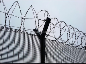 Panneau de clôture en treillis soudé anti-escalade de 1,8 m pour la <span class=keywords><strong>sécurité</strong></span> des prisons en Afrique du Sud, panneau de clôture 358 - Product Image 3