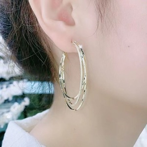 Anting Lingkaran Logam untuk Remaja, Anting Hoop Trendi dan Ekstravagan, Aksesoris Hoop Sederhana untuk Grosir N94284 - Product Image 2