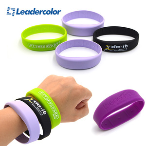 Pulsera RFID NFC <span class=keywords><strong>de</strong></span> Silicona Impermeable Pasiva <span class=keywords><strong>de</strong></span> 13.56Mhz Personalizada <span class=keywords><strong>de</strong></span> Fábrica para Eventos y Festivales - Product Image 5