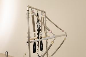 Tour de Pilates en érable haut de gamme, durable et réglable, pour usage domestique, avec fonction de demi-tour, de vol aérien et de lit de Pilates, pour l'exercice corporel - Product Image 2