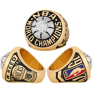 Vente en gros d'usine : Bagues de championnat des <span class=keywords><strong>New</strong></span> <span class=keywords><strong>York</strong></span> Knicks 1970 pour fans, bijoux classiques en alliage de zinc plaqué or, pour cadeau d'anniversaire ou de fête - Product Image 1