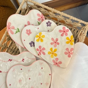 Tasses à café en céramique et porcelaine faites à la main et assiettes en forme de cœur, ensemble de tasses à thé réutilisables, compatibles lave-vaisselle, style café - Product Image 6