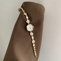 Montre femme élégante mignonne, bracelet chaîne émail fleuri rose, cadran carré irrégulier doux, montre quartz