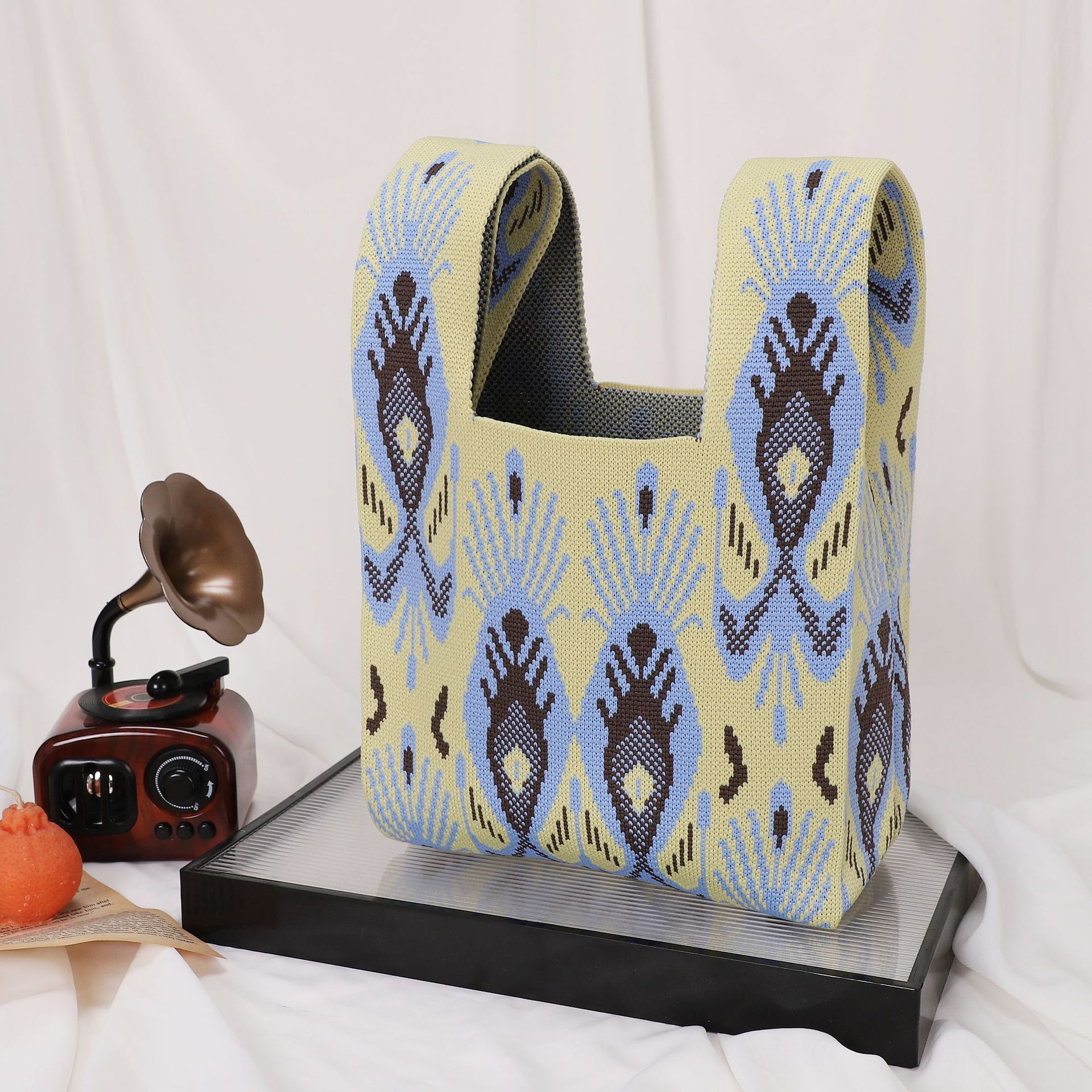 Pochette bleue à fond jaune plume de paon