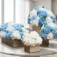 Bouquet éternel naturel pour la décoration de mariage, de bureau à domicile ou d'hôtel, fleurs d'hortensia préservées bleues et blanches dans un vase en travertin