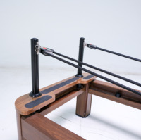 Lit de Pilates Deluxe Robuste pour Studio Polyvalent – Reformer Pilates en Aluminium Couleur Hêtre