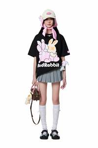Jupe plissée premium Fluffy Rabbit, coupe classique, avec poupée lapin en peluche douce suspendue et bandana rose graphique - Product Image 6