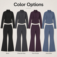 Conjunto de dos piezas de marca privada para mujer, de nailon y elastano negro, con cuello simulado, cremallera completa, manga larga, cintura alta, ajuste ceñido y pantalón acampanado para entrenamiento.