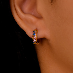 Boucles d'oreilles créoles Huggie multirangées pavées de zircone cubique colorées pour femmes |   Acier inoxydable plaqué or 18 carats PVD, étanche, hypoallergénique et durable - Product Image 4