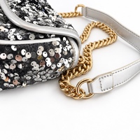 Pochette d'épaule scintillante à paillettes, sac à chaîne étoile métallique avec rembourrage en cuir pour femmes, idéal pour festivals, clubs et bals de promo