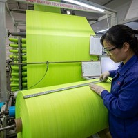 Rouleau de tissu anti-mauvaises herbes en polypropylène tissé PP, traité anti-UV, couvre-sol 50-100 GSM pour l'agriculture, le jardin et l'aménagement paysager