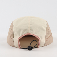 Venta al por mayor de logotipo de impresión personalizada sin estructurar 5 paneles agujeros cortados a láser sombrero para correr Unisex al aire libre sombrero de campamento de secado rápido de nylon gorra de campamento