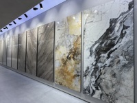 Dalles de pierre frittée blanches brillantes sur mesure, aspect marbre, faible absorption d'eau, garantie 5 ans pour les murs et comptoirs de salles de bain d'hôtels