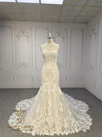 Robe de mariée sirène QUEENS GOWN avec corsage illusion, bretelles spaghetti et traîne florale spectaculaire
