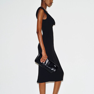 Robe midi élégante en tricot noir à col en V sans manches, couleur unie, tissu extensible doux, à porter en toutes saisons - Product Image 2