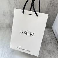 Sac cadeau en papier bordeaux imprimé sur mesure QH avec logo doré et poignée torsadée pour boutique de vêtements (vente en gros)