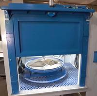 Cabine de sablage automatique robuste pour le nettoyage des métaux, avec plateau tournant et chariot
