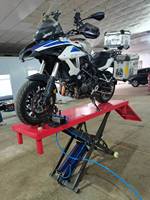 Ascenseur hydraulique certifié CE de moto de ciseaux à deux poteaux capacité de levage de 4000kg pour l'équipement d'entretien de moto