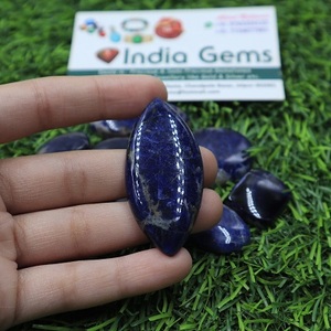 Sodalite bleue naturelle de qualité, cabochons de pierres précieuses en vrac de formes variées avec jeu de couleurs pour la fabrication de bijoux au gramme - Product Image 1