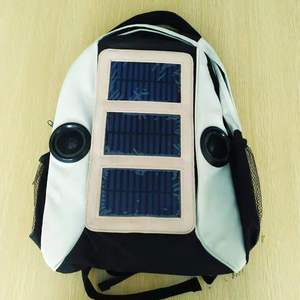 Sac à dos solaire avec haut-parleurs intégrés et recharge solaire pour une utilisation en extérieur - Unisexe - Product Image 1