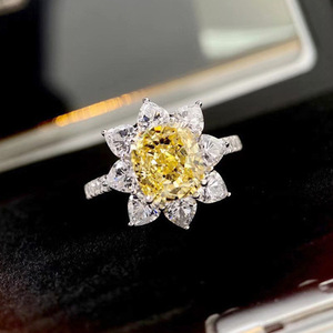 Anello con gemma floreale gialla per donna, gioiello da dito scintillante e alla moda - Product Image 1