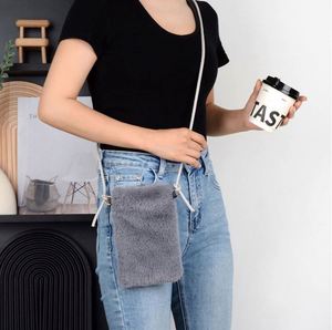 Sac bandoulière en fausse fourrure tendance, petite taille, grand style, convient confortablement pour téléphone portable et cartes - Product Image 2