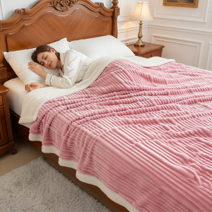 Couverture à rayures roses personnalisable pour la couverture de lit double face en polyester doux 100% d'hiver - Product Image 1