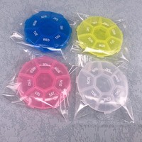 Prix usine Mini Portable En Plastique Rond 7 Jours Pilulier Chacun dans le Sac Opp 7 Grilles Pilule Capsule Bonbons Boîte De Rangement Pour Voyage
