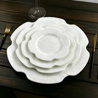 Assiette de présentation en porcelaine tendre blanche à motif de chou en relief et bordure festonnée, pour décoration de mariage