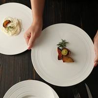 Assiette plate en porcelaine de 10 pouces, motif chapeau de paille, texture lignée gaufrée blanche, design moderne, passe au micro-ondes et au lave-vaisselle, durable
