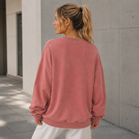 Sweat-shirt personnalisé pour femme en mélange de coton molletonné, effet délavé, broderie ton sur ton, épaules tombantes, poignets côtelés, style décontracté
