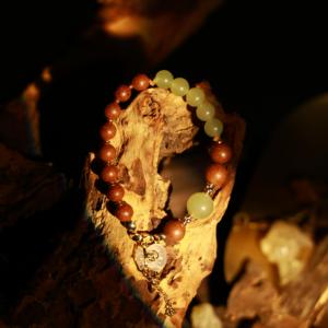 Pulsera <span class=keywords><strong>de</strong></span> cuentas <span class=keywords><strong>de</strong></span> incienso natural mezclado <span class=keywords><strong>de</strong></span> 8 mm/10 mm con colgante <span class=keywords><strong>de</strong></span> resina <span class=keywords><strong>de</strong></span> gelatina <span class=keywords><strong>de</strong></span> lichi chapado en oro, <span class=keywords><strong>de</strong></span> moda, con <span class=keywords><strong>beneficios</strong></span> holísticos para el bienestar. - Product Image 1