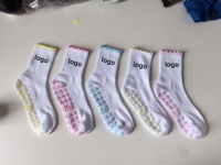 Chaussettes de sport pour hommes en coton 100% avec logo personnalisé, nouveau design, broderie jacquard, chaussettes hautes tendance pour le printemps