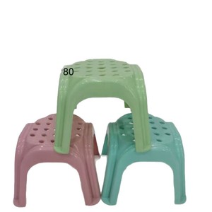 Taburete de plástico resistente de 18 cm x 16 cm, apilable, para niños y adultos, uso en el baño, diseño antideslizante - Product Image 1