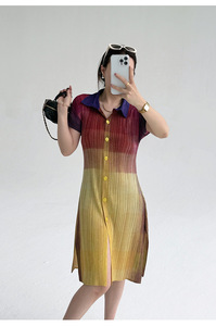 Abito <span class=keywords><strong>plissettato</strong></span> stile Miyake, Nuova Collezione Primavera 2026, Casual, con motivo a blocchi di colore sfumati arcobaleno e motivo verticale, per il tempo libero da donna - Product Image 5