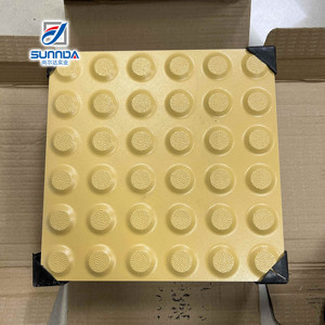 Baldosas de Cerámica y Porcelana Tac Tiles, Guía para Ciegos, Pavimento, Ladrillo para Exteriores, Textura de Tira Punteada, Color Gris, Gris Oscuro, Negro - Product Image 3