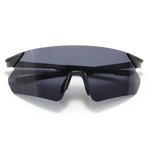 Gafas de ciclismo deportivas personalizadas con montura negra, lentes de PC con protección UV400, antideslizantes, para hombre, para correr, senderismo y actividades al aire libre. - Product Image 2