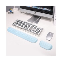 Tapis de jeu et de bureau en mousse à mémoire de forme bleu personnalisé avec design perforé, ensemble tapis de souris et repose-poignets pour clavier de jeu, en stock