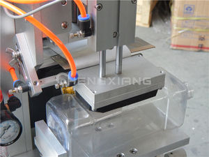 Machine d'étiquetage semi-automatique à pédale CX-BPT compacte pour bouteilles rondes, hauteur réglable - Product Image 4