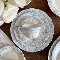 Service de vaisselle en céramique bleu baroque européen à motif floral avec dentelle en relief, ensemble vintage de tasses et assiettes pour mariage
