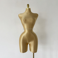 Mannequin féminin de mode, courbes généreuses, hanches larges, style brésilien, buste doré, grande taille, sur pied, pour présentation de vêtements en vitrine