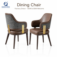 Chaise de salle à manger de luxe en cuir et tweed bouclé avec dossier et accents métalliques dorés, style italien, pour villa, club, restaurant, fabrication OEM