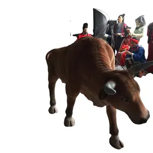 현실적인 동물 암소 실리콘 그림 전람회를 위해 야외에있는 농부들에 의해 주도