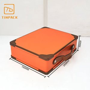Caja de Lata Tipo Maleta de Alta Gama, Multiusos, con Impresión Personalizada, Gran Capacidad y Asa, para Sets de Regalo - Product Image 1