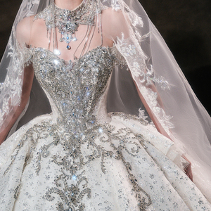 Robe de mariée scintillante LSHT122 à épaules dénudées avec cristaux et sequins, avec décolleté - Product Image 3