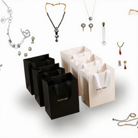 Sacs cadeaux personnalisés en carton mat avec larges poignées en ruban, logo en feuille d'aluminium, fond carré pour vêtements et cosmétiques, vente en gros en usine